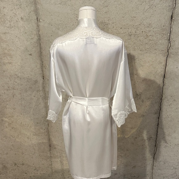 Vintage White Satin Lace Robe | Made in USA | 80s Bridal Glam | Size Large - Picture 5 of 5